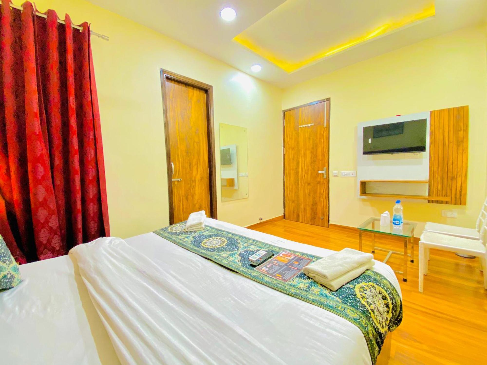 Hotel Holiday First 300 Meter From Golden Temple Amritsar Exterior photo