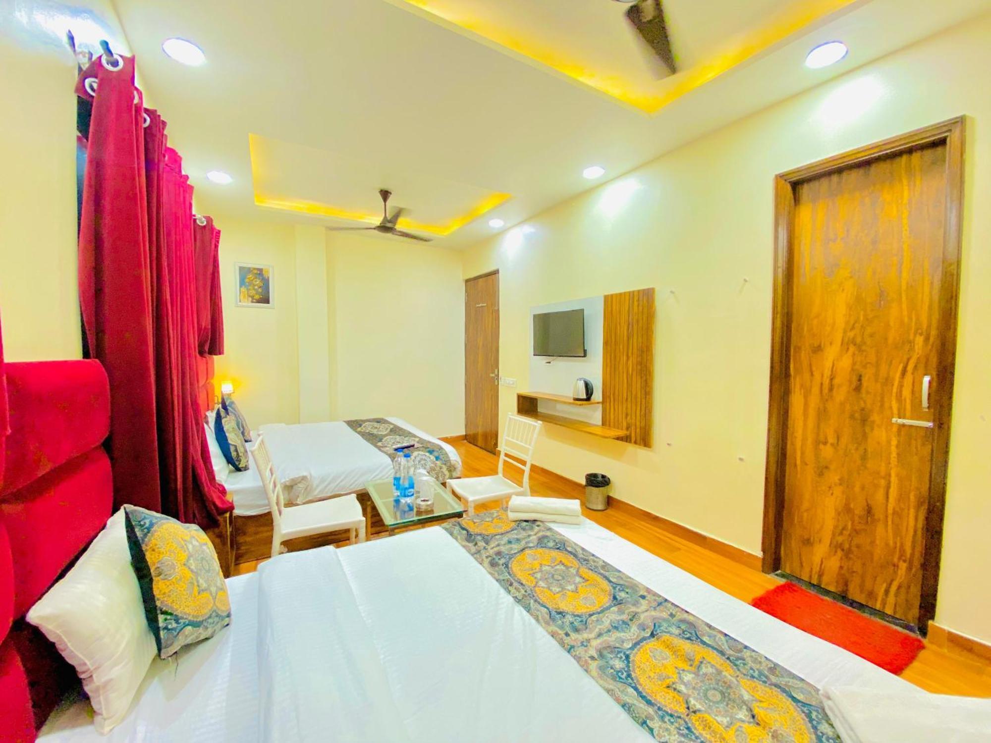 Hotel Holiday First 300 Meter From Golden Temple Amritsar Exterior photo